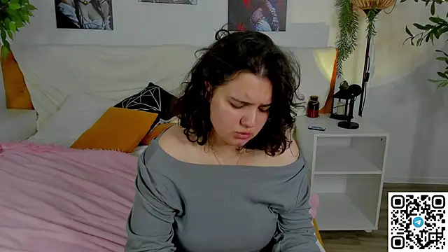 Snapshot of Mary_F0x chatting on June 14, 7:32 am Mary F0x online show from June 14, 7:32 am