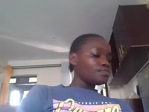 Snapshot of joyvall01 chatting on June 14, 1:35 pm joyvall01 online show from June 14, 1:35 pm