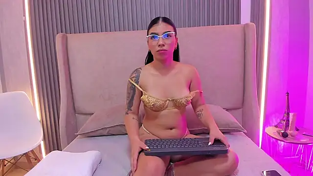 Snapshot of MaiaLopez chatting on June 6, 8:02 pm MaiaLopez online show from June 6, 8:02 pm