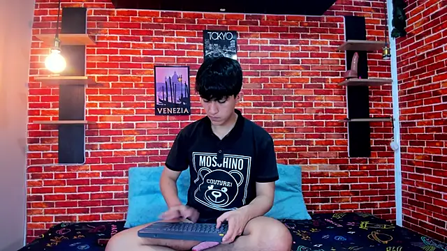 Snapshot of Hoot_boyss_ chatting on June 4, 8:15 pm Hoot boyss online show from June 4, 8:15 pm
