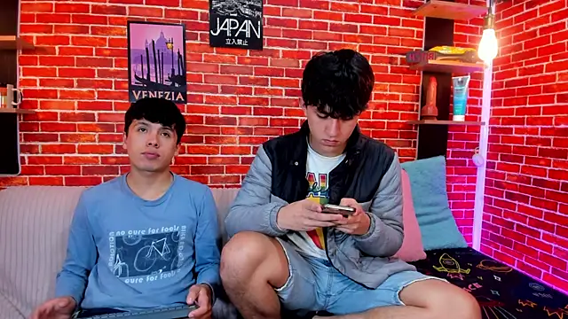 Snapshot of Hoot_boyss_ chatting on June 16, 8:11 pm Hoot boyss online show from June 16, 8:11 pm
