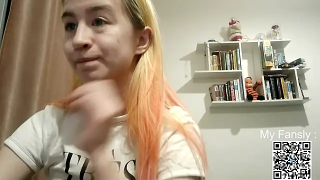 Snapshot of Emilya201 chatting on May 17, 11:56 pm Emilya201 online show from May 17, 11:56 pm