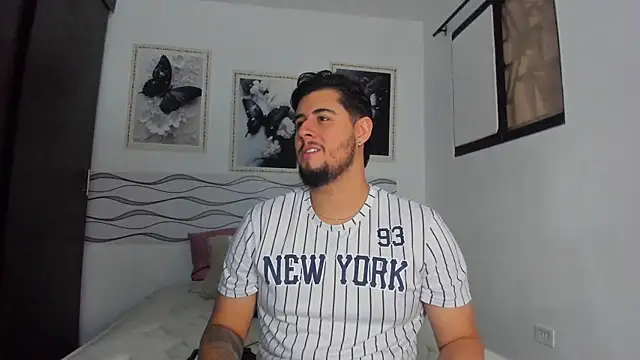 Snapshot of Ryan_evannss_ chatting on June 3, 12:19 pm Ryan evannss online show from June 3, 12:19 pm