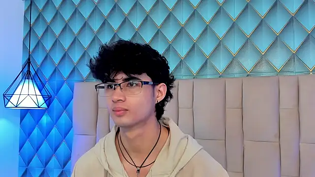 Snapshot of Sofia-Ethan chatting on May 30, 1:30 pm Sofia-Ethan online show from May 30, 1:30 pm
