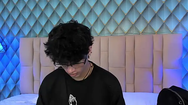Snapshot of Sofia-Ethan chatting on June 7, 2:32 pm Sofia-Ethan online show from June 7, 2:32 pm