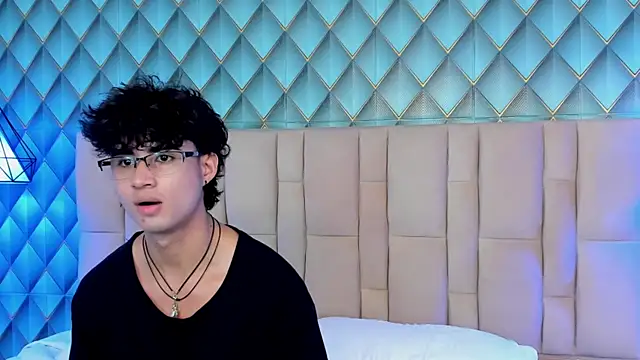 Snapshot of Sofia-Ethan chatting on June 10, 7:24 pm Sofia-Ethan online show from June 10, 7:24 pm