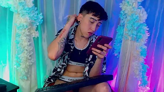 MAXYM LUXE  online show from June 14, 2:24 am