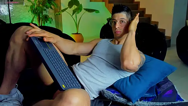 Snapshot of lukas_green11 chatting on June 7, 1:21 am lukas green11 online show from June 7, 1:21 am