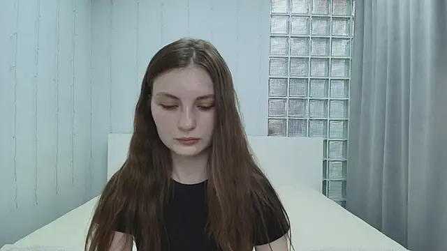 Snapshot of Shyly__Lisa chatting on June 13, 1:36 am Shyly Lisa online show from June 13, 1:36 am