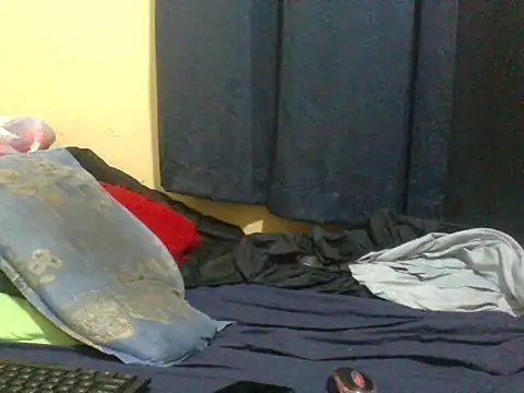 Snapshot of naughty-slender chatting on July 24, 11:14 pm naughty-slender online show from July 24, 11:14 pm