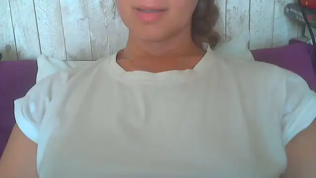 Snapshot of Bella--White chatting on June 9, 8:04 am Bella--White online show from June 9, 8:04 am