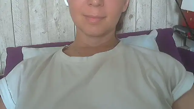 Snapshot of Bella--White chatting on June 10, 5:18 am Bella--White online show from June 10, 5:18 am