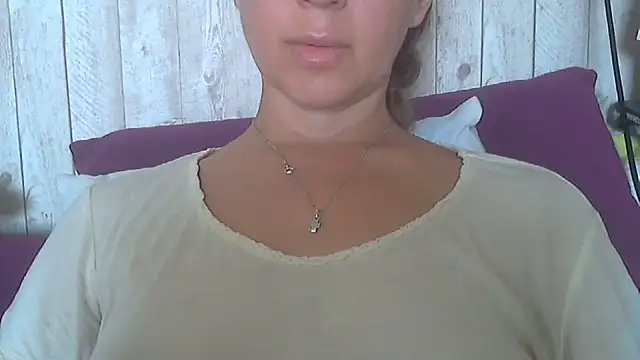 Snapshot of Bella--White chatting on June 12, 5:39 am Bella--White online show from June 12, 5:39 am