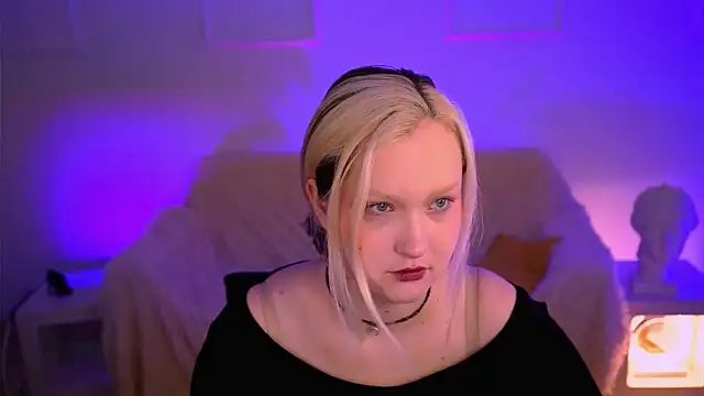 Snapshot of ViolettWoods chatting on June 17, 6:27 am ViolettWoods online show from June 17, 6:27 am