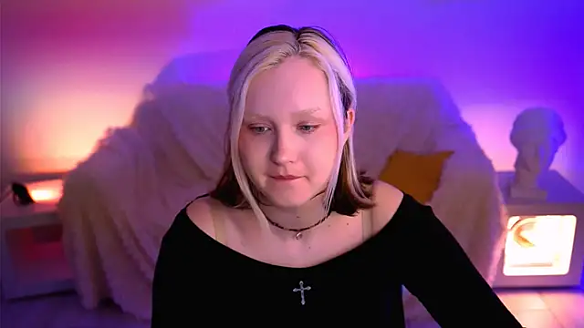 Snapshot of ViolettWoods chatting on June 18, 4:13 am ViolettWoods online show from June 18, 4:13 am
