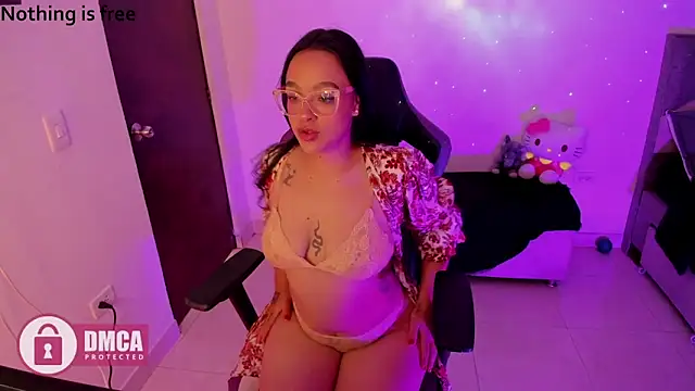Snapshot of Spicydollx_1 chatting on June 10, 4:28 pm Spicydollx 1 online show from June 10, 4:28 pm