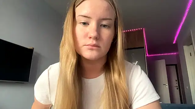 Lisi Kiss  online show from June 6, 4:55 pm