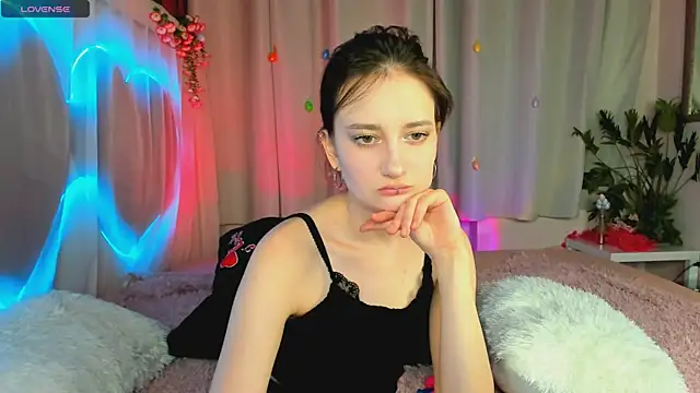 Snapshot of SummerLilaa chatting on June 5, 1:28 pm SummerLilaa online show from June 5, 1:28 pm
