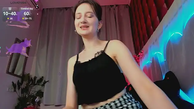 Snapshot of SummerLilaa chatting on June 8, 1:33 pm SummerLilaa online show from June 8, 1:33 pm