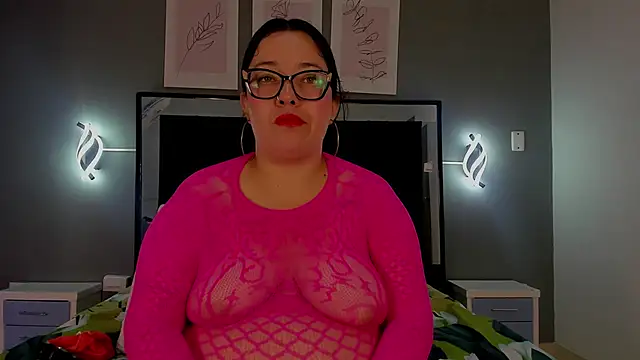 zoe curvyy online show from June 12, 12:15 pm