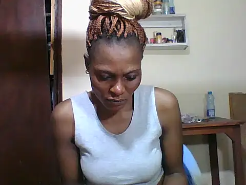 Snapshot of Ebonyqueen4 chatting on June 4, 6:41 am Ebonyqueen4 online show from June 4, 6:41 am