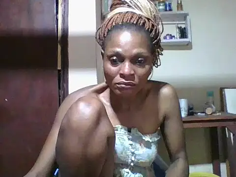 Snapshot of Ebonyqueen4 chatting on June 10, 5:39 am Ebonyqueen4 online show from June 10, 5:39 am