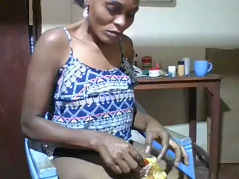 Snapshot of Ebonyqueen4 chatting on June 15, 3:36 pm Ebonyqueen4 online show from June 15, 3:36 pm