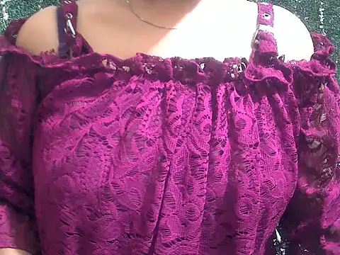 Snapshot of shallykaur chatting on June 9, 3:51 am shallykaur online show from June 9, 3:51 am