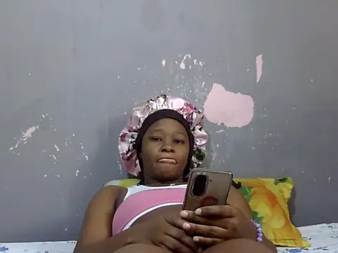 Snapshot of Petite_Ebony10 chatting on June 5, 6:52 am Petite Ebony10 online show from June 5, 6:52 am