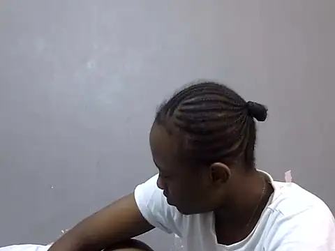 Snapshot of Petite_Ebony10 chatting on June 10, 7:18 am Petite Ebony10 online show from June 10, 7:18 am