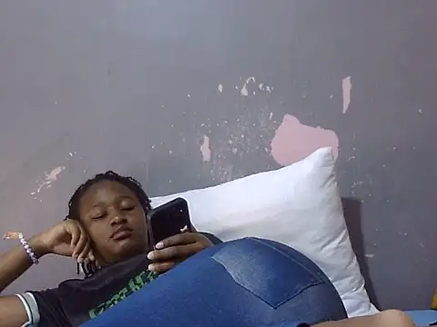 Snapshot of Petite_Ebony10 chatting on July 14, 10:37 pm Petite Ebony10 online show from July 14, 10:37 pm