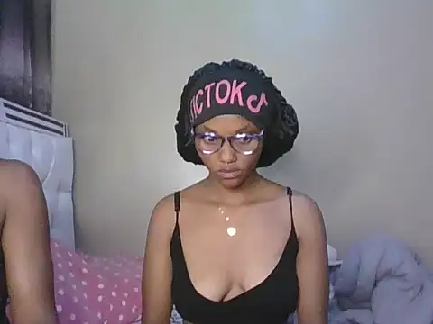 PrettyT5 online show from June 15, 8:33 pm