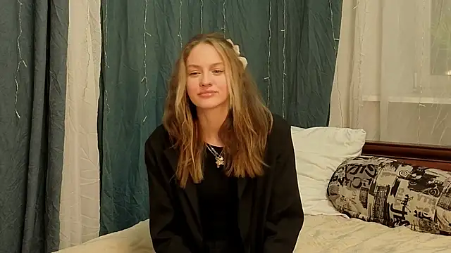Snapshot of KareyFonger chatting on June 2, 8:00 pm KareyFonger online show from June 2, 8:00 pm
