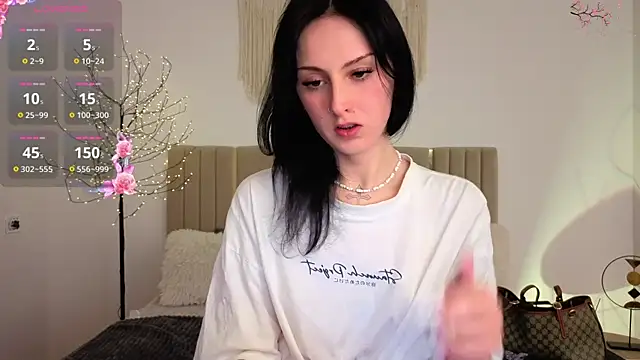 Snapshot of Little1_molly chatting on June 17, 8:43 pm Little1 molly online show from June 17, 8:43 pm