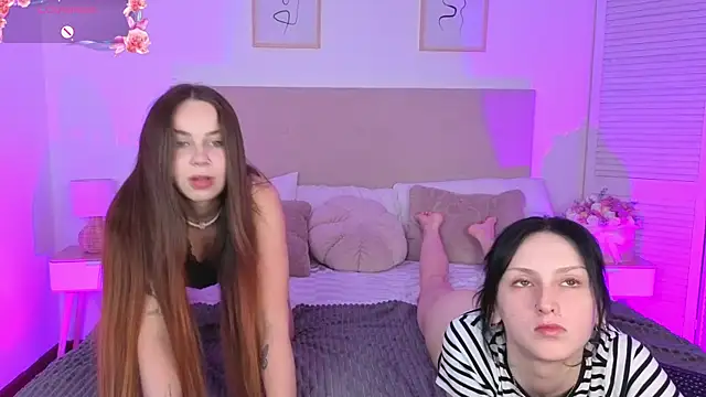 Snapshot of Little1_molly chatting on July 10, 9:50 pm Little1 molly online show from July 10, 9:50 pm