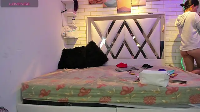 Snapshot of Red_Angell_ chatting on June 5, 8:47 pm Red Angell online show from June 5, 8:47 pm