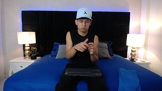 Snapshot of ThiagoFerrer_ chatting on May 30, 3:36 am ThiagoFerrer online show from May 30, 3:36 am