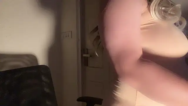 Sweatymilf online show from August 4, 10:01 pm