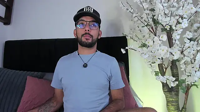 Snapshot of Paulo_Dasilva_ chatting on May 29, 3:43 pm Paulo Dasilva online show from May 29, 3:43 pm