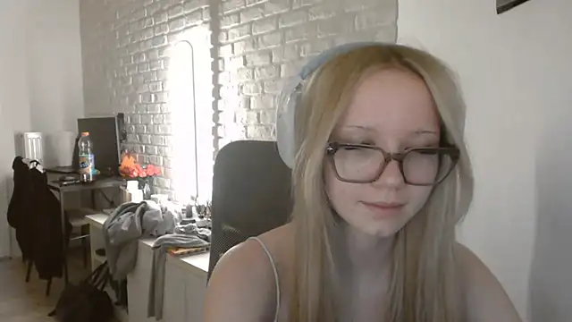 Snapshot of AmandaFix chatting on May 27, 7:44 pm AmandaFix online show from May 27, 7:44 pm