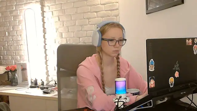 Snapshot of AmandaFix chatting on June 5, 7:52 pm AmandaFix online show from June 5, 7:52 pm