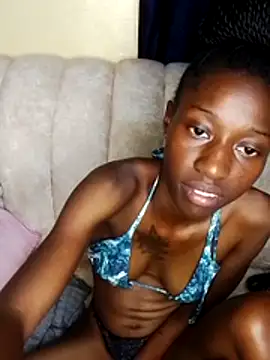 Snapshot of MyrahEbony chatting on June 12, 7:02 pm MyrahEbony online show from June 12, 7:02 pm