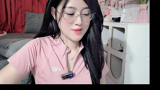 Snapshot of Bee-Cherry chatting on May 29, 6:11 am Bee-Cherry online show from May 29, 6:11 am