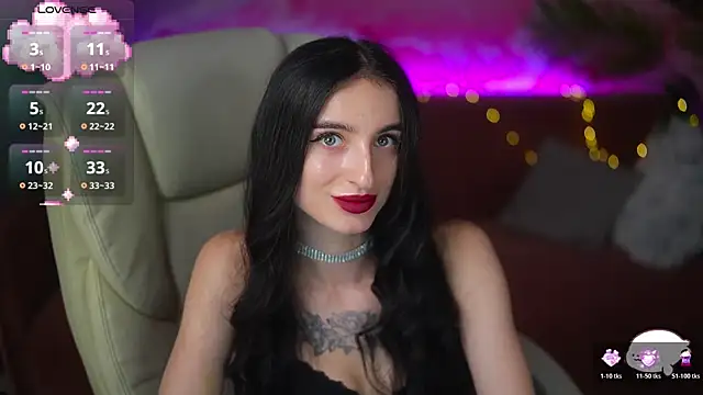EmilyyMoon online show from June 14, 1:35 pm