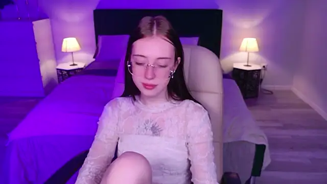 Snapshot of AlexisBliss chatting on June 13, 5:22 pm AlexisBliss online show from June 13, 5:22 pm