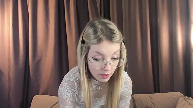 NovaOliphant online show from May 31, 9:49 pm