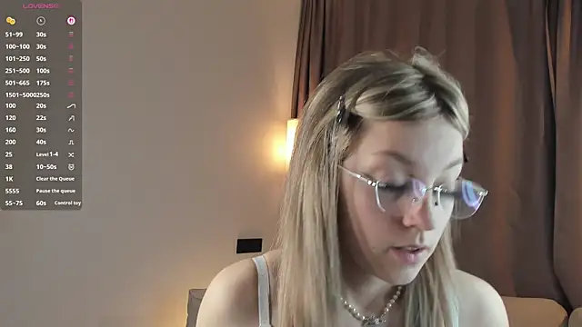NovaOliphant online show from June 11, 7:45 pm