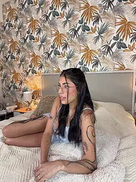 Snapshot of ChloeBellucci chatting on June 15, 7:43 am ChloeBellucci online show from June 15, 7:43 am