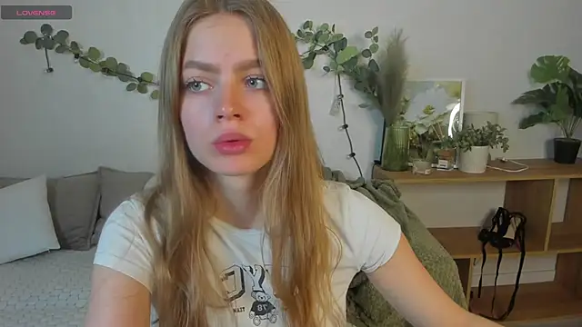 Snapshot of HoneyEmilly chatting on June 2, 6:04 am HoneyEmilly online show from June 2, 6:04 am