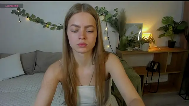 Snapshot of HoneyEmilly chatting on June 3, 10:07 am HoneyEmilly online show from June 3, 10:07 am